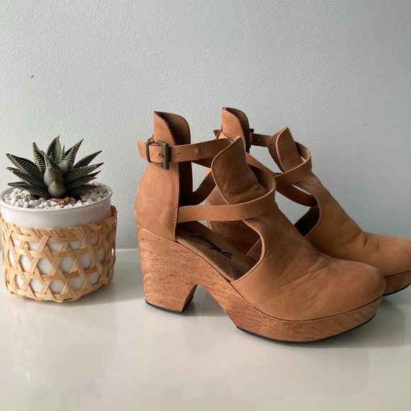 Free People Shoes - FREE PEOPLE Cedar Clog - Brown leather